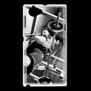 Coque Sony Xperia L Femme sur un banc de musculation