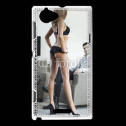Coque Sony Xperia L Femme debout en lingerie sexy devant homme 