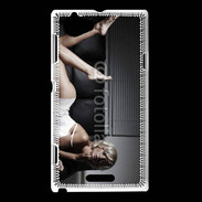 Coque Sony Xperia L Femme sexy canapé