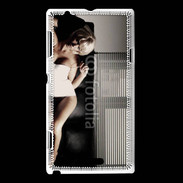 Coque Sony Xperia L femme sexy canapé 2