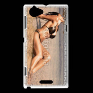 Coque Sony Xperia L Femme brune en bikini à la plage