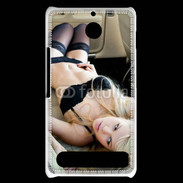 Coque Sony Xperia E1 Femme sexy blonde à l'intérieur d'une voiture