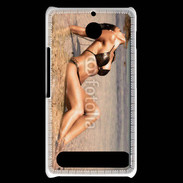 Coque Sony Xperia E1 Femme brune en bikini à la plage
