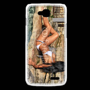 Coque LG L90 Femme brune sexy au bord de l'eau