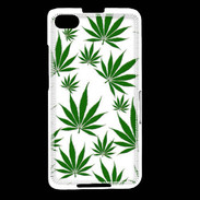 Coque Blackberry Z30 Feuille de cannabis sur fond blanc