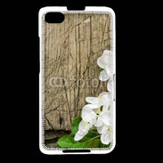 Coque Blackberry Z30 Fleurs sur fond en bois