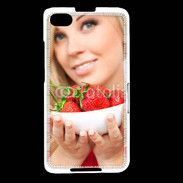 Coque Blackberry Z30 Femme blonde et glamour avec corbeille de fraises