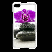 Coque Blackberry Z30 Orchidée violette sur galet noir