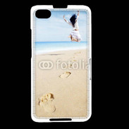Coque Blackberry Z30 Femme sautant face à la mer
