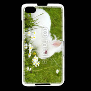 Coque Blackberry Z30 Lapin blanc dans l'herbe
