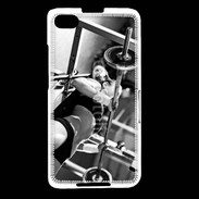 Coque Blackberry Z30 Femme sur un banc de musculation