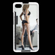 Coque Blackberry Z30 Femme debout en lingerie sexy devant homme 