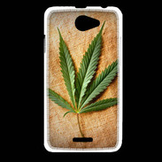 Coque HTC Desire 516 Feuille de cannabis sur toile beige