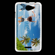 Coque HTC Desire 516 Couple sautant devant la mer