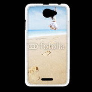 Coque HTC Desire 516 Femme sautant face à la mer