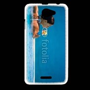 Coque HTC Desire 516 Femme sirotant un cocktail face à la mer