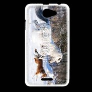 Coque HTC Desire 516 Cheval et chien dans la neige