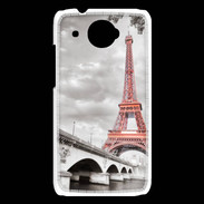 Coque HTC Desire 601 Tour Eiffel rouge sur fond en noir et blanc