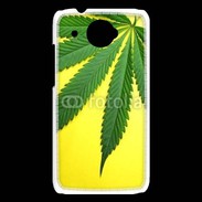 Coque HTC Desire 601 Feuille de cannabis sur fond jaune