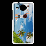 Coque HTC Desire 601 Couple sautant devant la mer