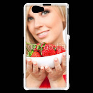 Coque Sony Xperia Z1 Compact Femme blonde et glamour avec corbeille de fraises