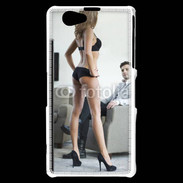 Coque Sony Xperia Z1 Compact Femme debout en lingerie sexy devant homme 