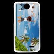 Coque HTC Desire 310 Couple sautant devant la mer