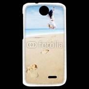 Coque HTC Desire 310 Femme sautant face à la mer
