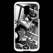 Coque Samsung Galaxy S5 Mini Femme sur un banc de musculation