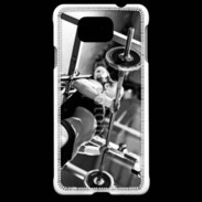 Coque Samsung Galaxy Alpha Femme sur un banc de musculation