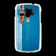 Coque Samsung Galaxy Young Femme sirotant un cocktail face à la mer