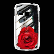 Coque Samsung Galaxy Young Rose sur un piano