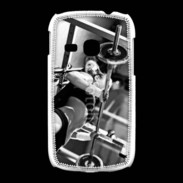 Coque Samsung Galaxy Young Femme sur un banc de musculation