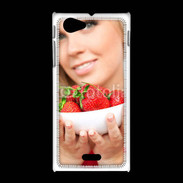 Coque Sony Xpéria J Femme blonde et glamour avec corbeille de fraises