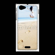 Coque Sony Xpéria J Femme sautant face à la mer