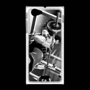 Coque Sony Xpéria J Femme sur un banc de musculation