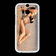 Coque HTC One M8 Femme brune en bikini à la plage