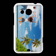 Coque HTC Desire 200 Couple sautant devant la mer