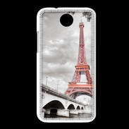 Coque HTC Desire 300 Tour Eiffel rouge sur fond en noir et blanc