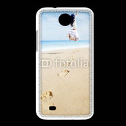 Coque HTC Desire 300 Femme sautant face à la mer