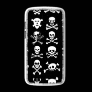 Coque HTC Desire 500 Crâne en folie sur fond noir