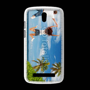 Coque HTC Desire 500 Couple sautant devant la mer