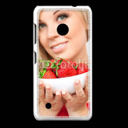 Coque Nokia Lumia 530 Femme blonde et glamour avec corbeille de fraises