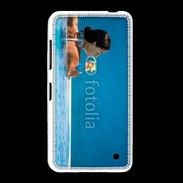 Coque Nokia Lumia 635 Femme sirotant un cocktail face à la mer