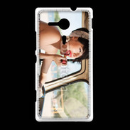 Coque Sony Xpéria SP Femme glamour qui se met du rouge à lèvre