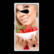 Coque Nokia Lumia 735 Femme blonde et glamour avec corbeille de fraises