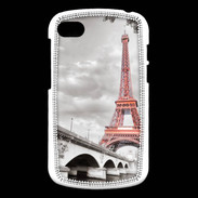 Coque Blackberry Q10 Tour Eiffel rouge sur fond en noir et blanc