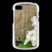 Coque Blackberry Q10 Fleurs sur fond en bois