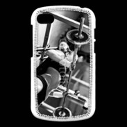 Coque Blackberry Q10 Femme sur un banc de musculation