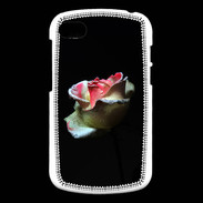 Coque Blackberry Q10 Belle rose sur fond noir PR